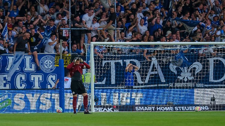 Hansa-Torwart Markus Kolke ist entsetzt.