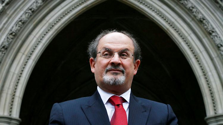 Salman Rushdie musste künstlich beatmet werden. Der mutmaßliche Täter plädiert auf nicht schuldig.
