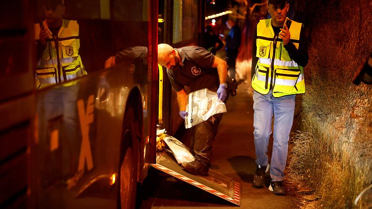 Der Busfahrer hatte gerade die Rampe für Rollstuhlfahrer heruntergelassen, als der Attentäter das Feuer eröffnete.
