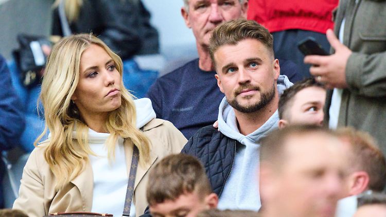 Wer genau hingeschaut hat, konnte schon ahnen, dass die beiden ein Paar sind. Hier sind Laura Papendick und Alexander Hindersmann gemeinsam bei einem Spiel der Fußball-Nationalmannschaft im Juni zu sehen.