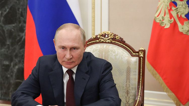 Hand am Gas-Hahn: Noch lässt Russlands Präsident Wladimir Putin zumindest ein bisschen Gas nach Deutschland fließen.