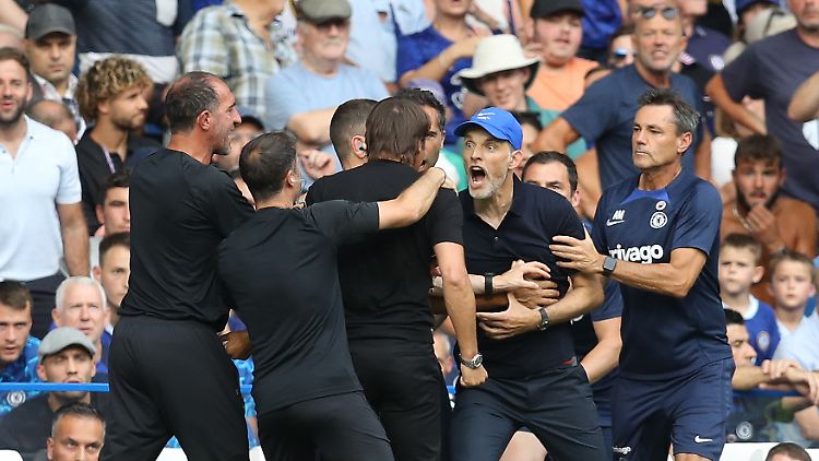 Thomas Tuchel und Antonio Conte diskutieren angeregt.