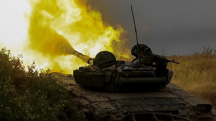 Ein ukrainischer Panzer nimmt im Donbass russische Truppen unter Beschuss. Die Front in der Region bewegt sich zuletzt langsam - allerdings zugunsten Russlands.