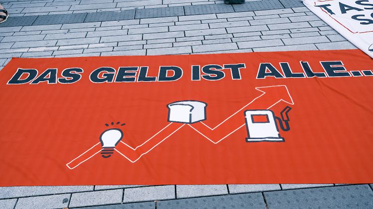 Die Obdachlosenhilfe Fiftyfifty demonstriert in der Düsselfdorfer Innenstadt gegen die Teuerung.