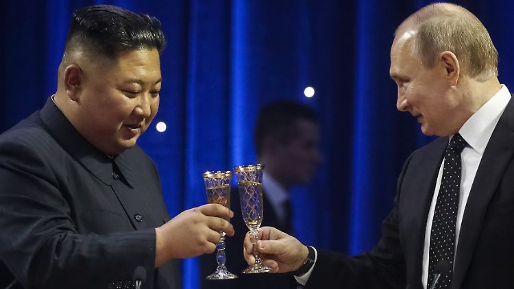 Schrieben sich gegenseitig Grußbotschaften: Nordkoreas Machtinhaber Kim Jong Un (l.) und Russlands Präsident Wladimir Putin.