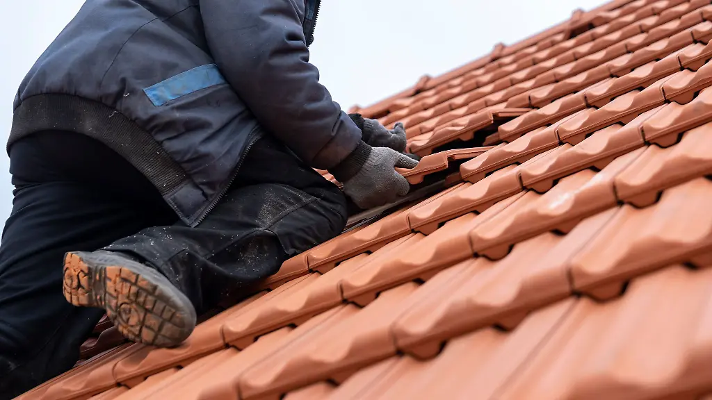 Etwa-50-Jahre-nach-dem-Bau-benoetigen-viele-Gebaeude-eine-gruendliche-Renovierung-oft-auch-eine-neue-Dacheindeckung