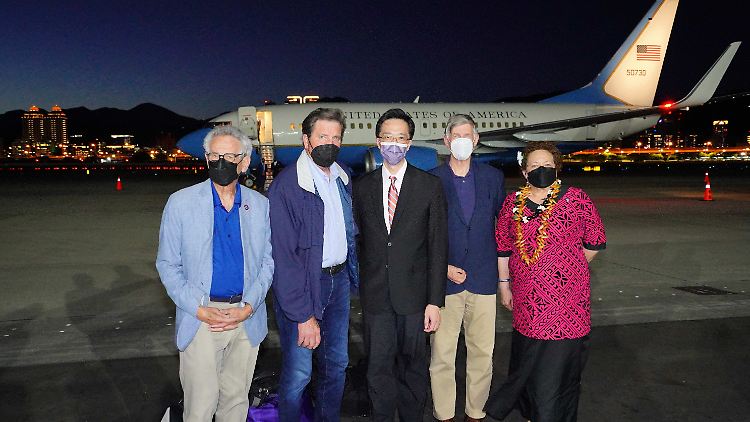 Am gestrigen Sonntag sind fünf US-Kongressabgeordnete unter Leitung des demokratischen Senators Ed Markey (2.v.r) in Taiwan gelandet. 
