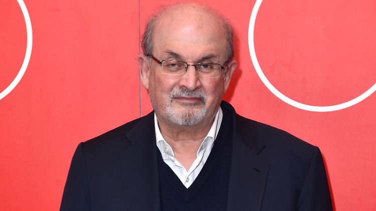 Der britisch-indische Schriftsteller Salman Rushdie befindet sich nach der schweren Messerattacke auf ihn auf dem Weg der Besserung.