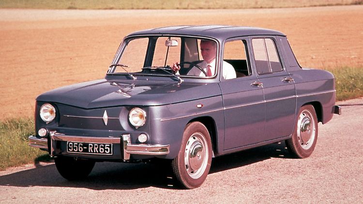 1962: Im Juni debütiert die viertürige, vier Meter lange Limousine Renault R8 als designierter Nachfolger des Renault Dauphine.