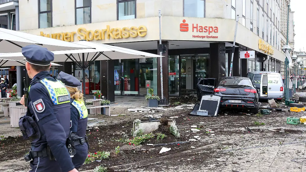 Der-Unfallwagen-hinterliess-eine-Spur-der-Verwuestung