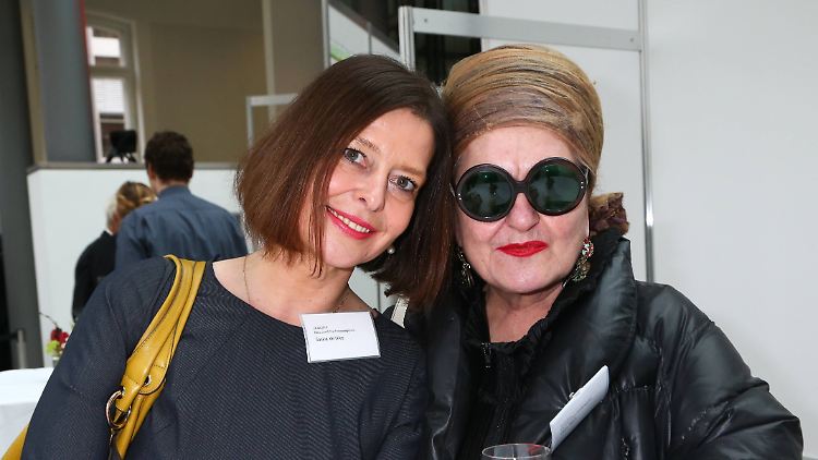 Saskia de Vries mit ihrer verehrten Lieblingskünstlerin Elvira Bach.