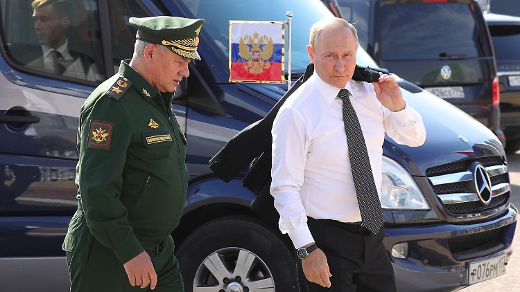 Die russische Armee erfülle in den "Volksrepubliken Donezk und Luhansk" ihre Aufgaben, sagte der Kremlchef auf einem Militärforum in der Nähe von Moskau.