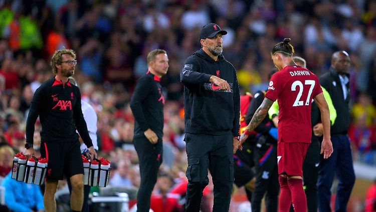 Nunez verlässt den Platz, Klopp ist frustriert. 