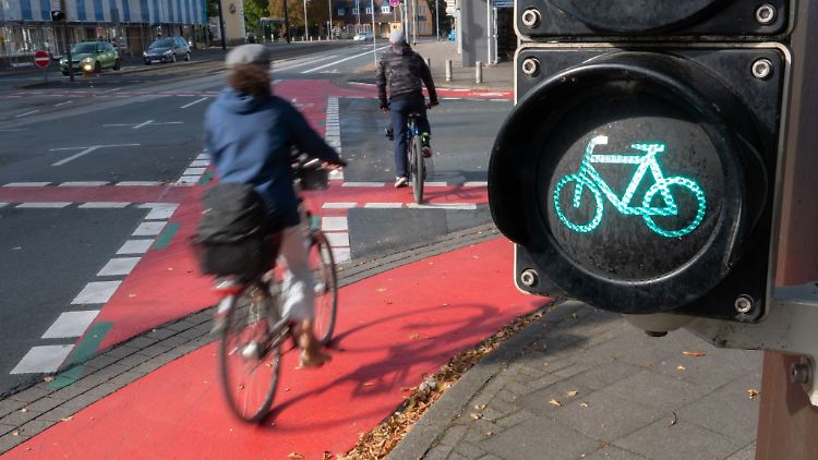 Zum Klimaschutz gehört auch die Verkehrswende - und da bremst die FDP zu sehr, meinen die Umweltverbände.