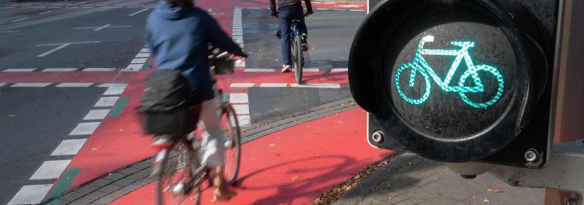 Radfahrer auf einem Radweg in Laatzen.