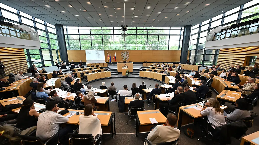 Thueringens-Schuelerinnen-und-Schueler-koennen-am-Tag-der-Landtagswahl-bei-der-Juniorwahl-ihre-Stimme-abgeben