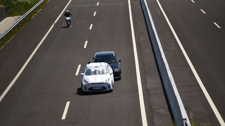 Das Zielfahrzeug vorn bremst das autonom fahrende Versuchsfahrzeug aus.
