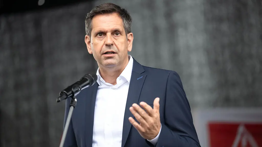 Wirtschaftsminister-Olaf-Lies-sieht-in-der-Einigung-bei-kriselnden-Papenburger-Meyer-Werft-Voraussetzungen-fuer-einen-Neustart-bei-dem-Unternehmen-Archivbild