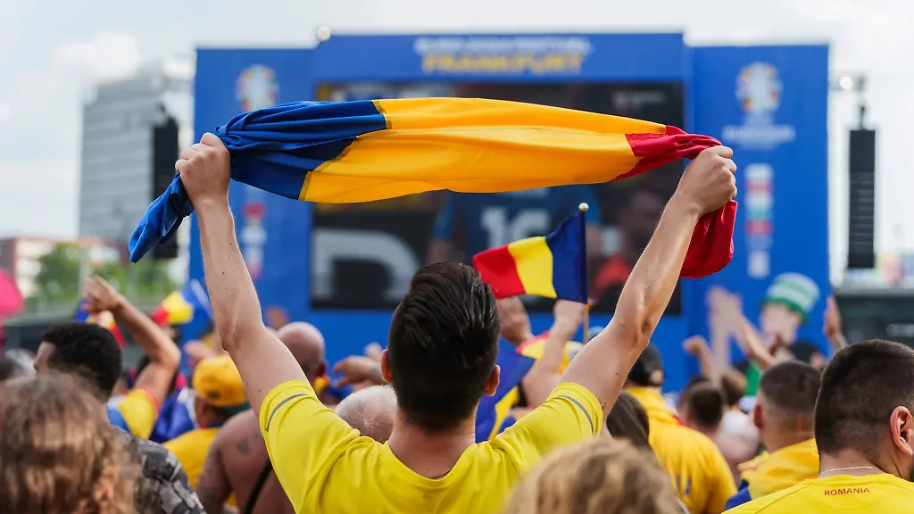 Rumaenische-Fans-feiern-auf-der-Fanzone