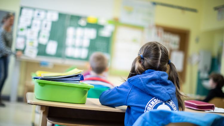 Mal fällt der Blick auf die Tafel, oft ins Buch oder Heft: Auf Weitsicht sind die Augen in der Schule eher wenig eingestellt.