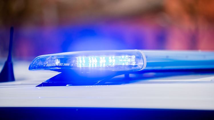 Der Fahrer des Testwagens war laut Polizei mit vier weiteren Menschen an Bord bei Römerstein im Kreis Reutlingen unterwegs.