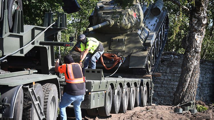 Mit schwerem Gerät entfernten Arbeiter auf Regierungsbeschluss das Kriegsrelikt.