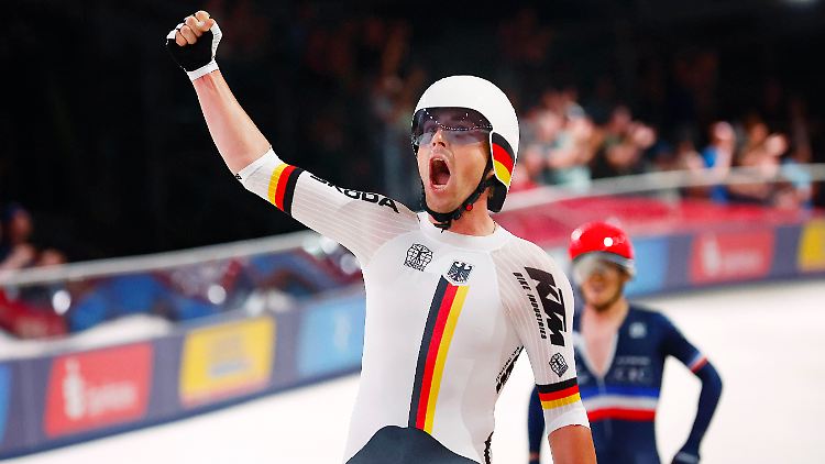 Theo Reinhardt feiert seinen Europameister-Titel.