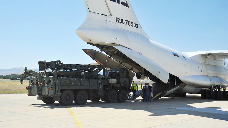 Teile des russischen Flugabwehrsystems S-400 werden im August 2019 für den Transport nach Ankara verladen.