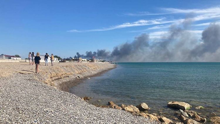 Die Detonationen trüben die Urlaubsfreuden, zahlreiche Feriengäste reisen ab.