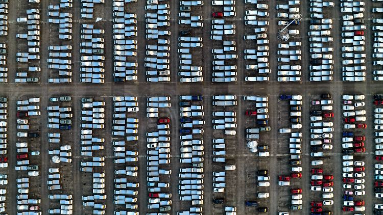 Obwohl der globale Autoabsatz in diesem Jahr voraussichtlich um 3,2 Prozent zurückgehen dürfte, soll der Markt in China um 5 Prozent zulegen, meint Branchenexperte Dudenhöffer.