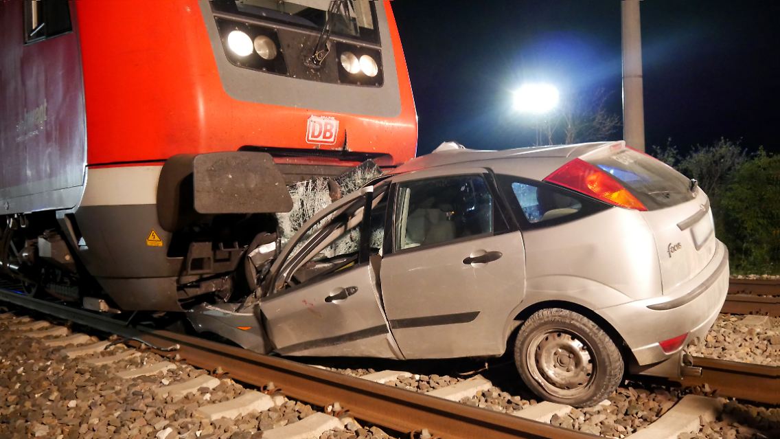 An einem Bahnübergang in der Nähe von Bad Schussenried (Landkreis Biberach) ist am Dienstagabend ein Regionalzug mit dem Auto eines Betrunkenen kollidiert.