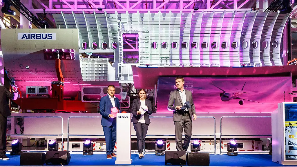 Der-Chef-der-zivilen-Flugzeugproduktion-von-Airbus-in-Deutschland-Andre-Walter-l-Hamburgs-Wirtschaftssenatorin-Melanie-Leonhard-SPD-und-der-Leiter-des-A321XLR-Programms-bei-Airbus-Gary-O-Donnell-bei-der-Einweihung-der-neuen-Montagelinie