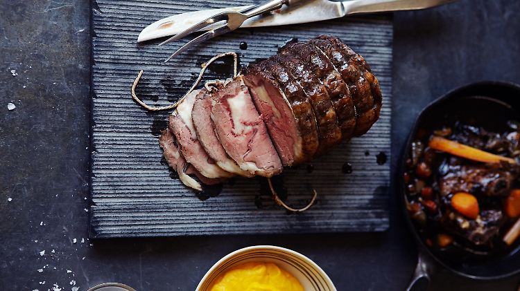 Der Rib-Eye-Rinderbraten bekommt seine zarte Textur durch schonendes Garen bei Niedrigtemperatur. 
