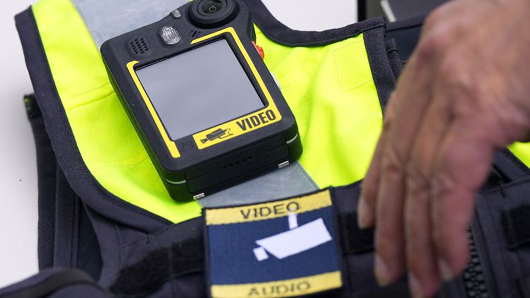 Die Kameras sitzen an den Westen der Polizisten und sollen im Zweifel mehr Erkenntnisse über den Polizeieinsatz geben.