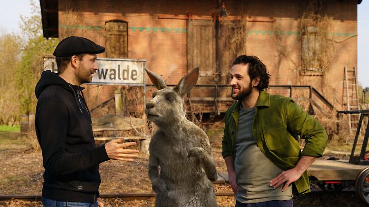 Manchmal waren auch alle drei am Set: Marc-Uwe Kling, das Känguru und Dimitrij Schaad (v.l.).