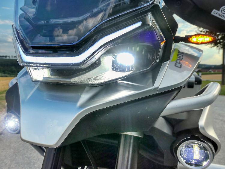 Die CFMoto 800MT hat LED-Beleuchtung rundum inklusive Zusatzscheinwerfern und selbst rückstellenden Blinkern.