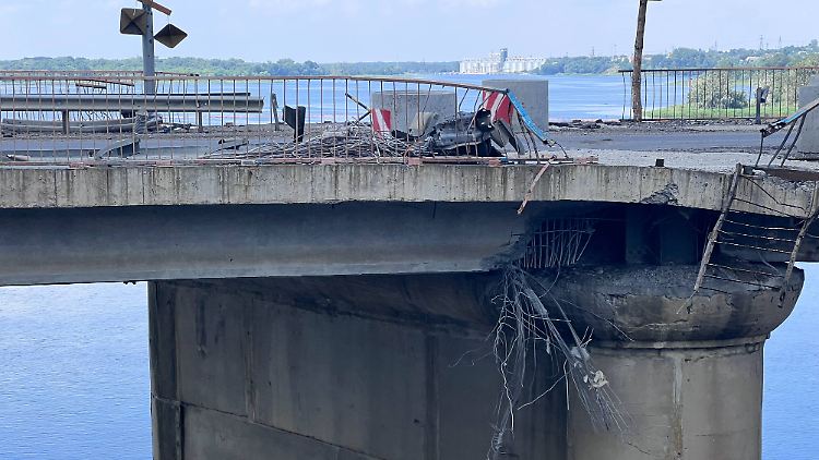 Nach ukrainischen Angaben sind alle drei Dnipro-Brücken zwischen Cherson und Saporischschja für schweres Gerät nicht mehr befahrbar.