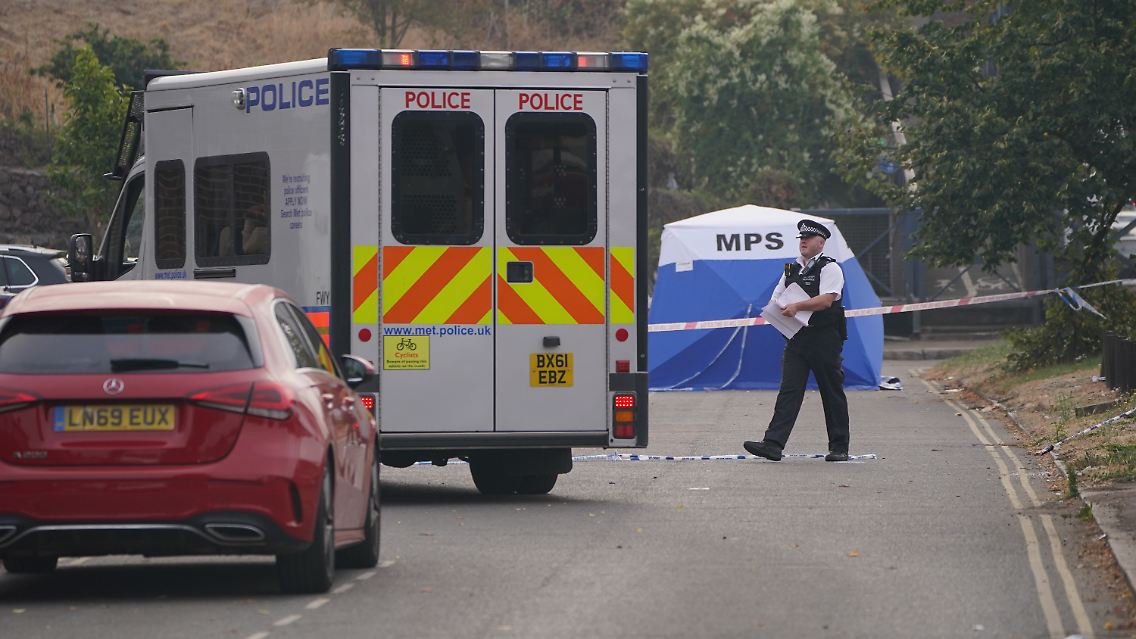 Ein Polizeizelt am Tatort in der Cayton Road in Greenford.