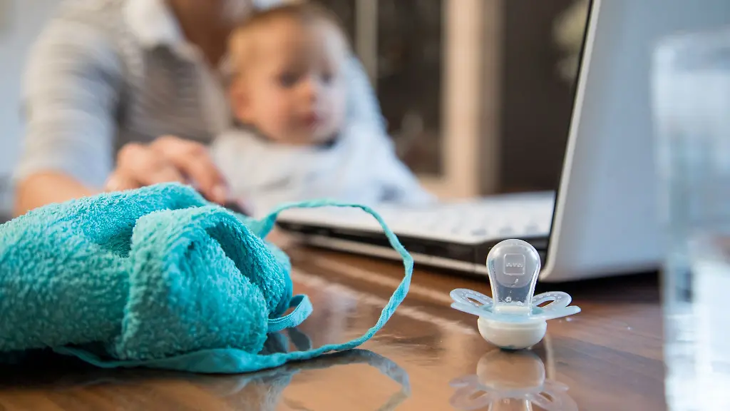 Trotz-ihrer-Elternzeit-hat-eine-Frau-erfolgreich-vor-Gericht-die-Zahlung-der-Inflationspraemie-durch-ihren-Arbeitgeber-erwirkt