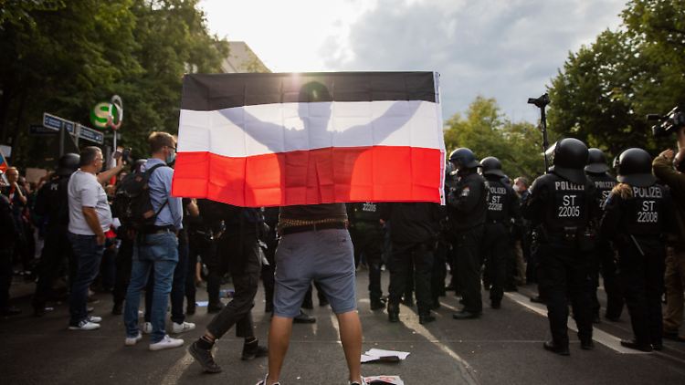 Auch legitimer Protest gegen die Corona-Maßnahmen wurde in der Vergangenheit für demokratiefeindliche Zwecke missbraucht. Hier bei einer Demo in Berlin. 