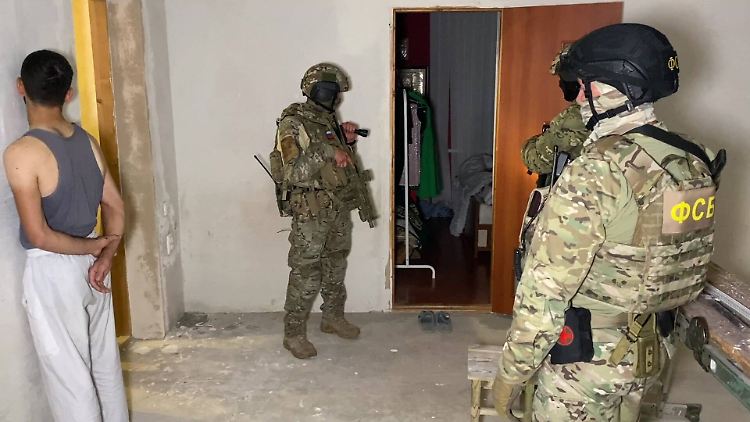 Das vom FSB veröffentlichte Foto soll die Festnahme eines Mitglieds der Organisation Hizb ut-Tahrir zeigen.