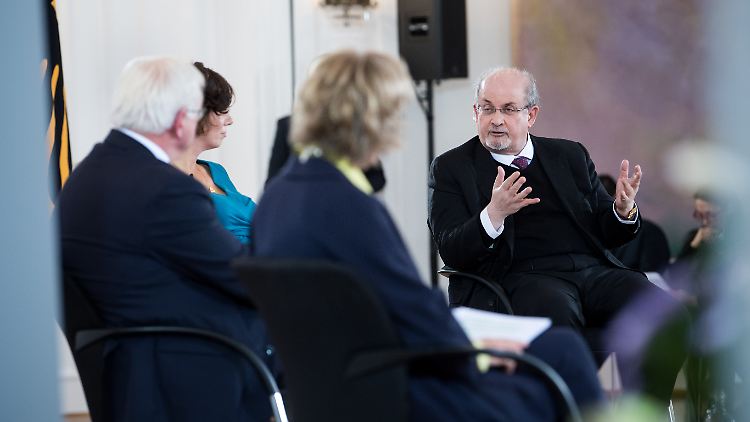 Rushdie 2017 bei einer Diskussionsveranstaltung mit Steinmeier im Schloss Bellevue.