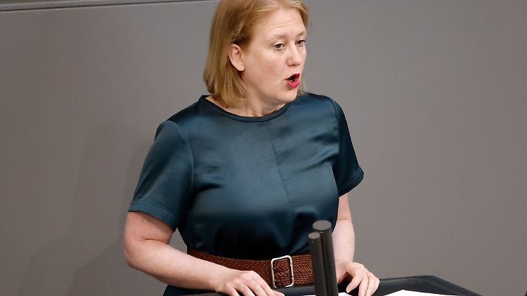 Lisa Paus bei einem Auftritt im Bundestag - der noch bis Ende des Monats pausiert. Die Ministerin gehört zu den prominentesten Stimmen des jüngsten Streits.