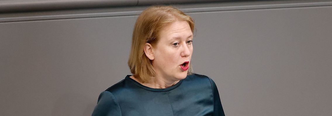 Bundesfamilienministerin Lisa Paus spricht im Bundestag.