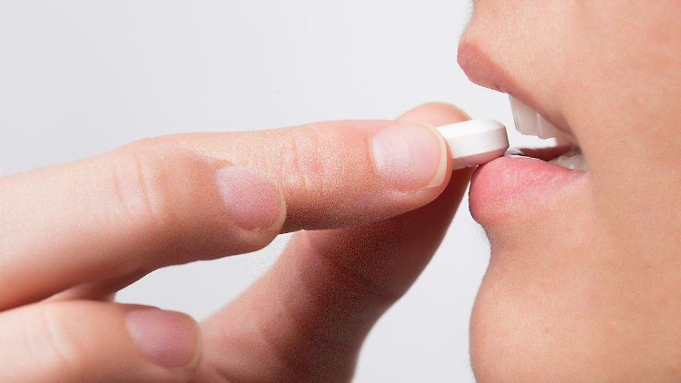 Wenn die Schmerztablette schneller wirken soll, muss man beim Schlucken eine bestimmte Position einnehmen.