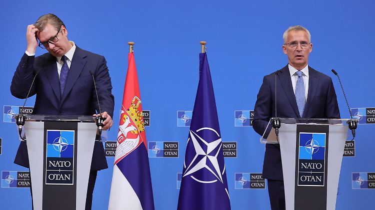Vucic (l.) und Stoltenberg nach gemeinsamen Beratungen.