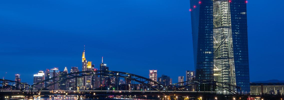 Die Europäische Zentralbank (EZB) in Frankfurt/Main - mit dem neuen Leitzins fallen bei vielen Banken die Negativzinsen.
