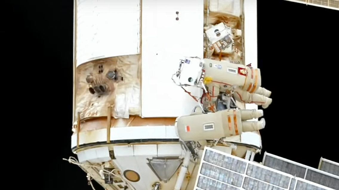 Hier sind Oleg Artemjew und Denis Matwejew während ihres Weltraumspaziergangs auf der Internationalen Raumstation (ISS) zu sehen.
