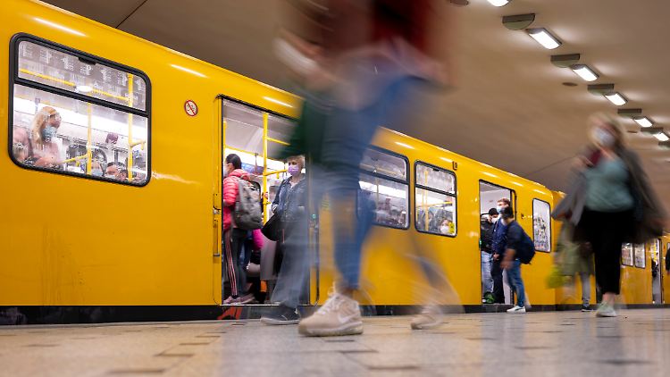 Das 9-Euro-Ticket können Fahrgäste letztmalig im August bundesweit im Nahverkehr nutzen.
