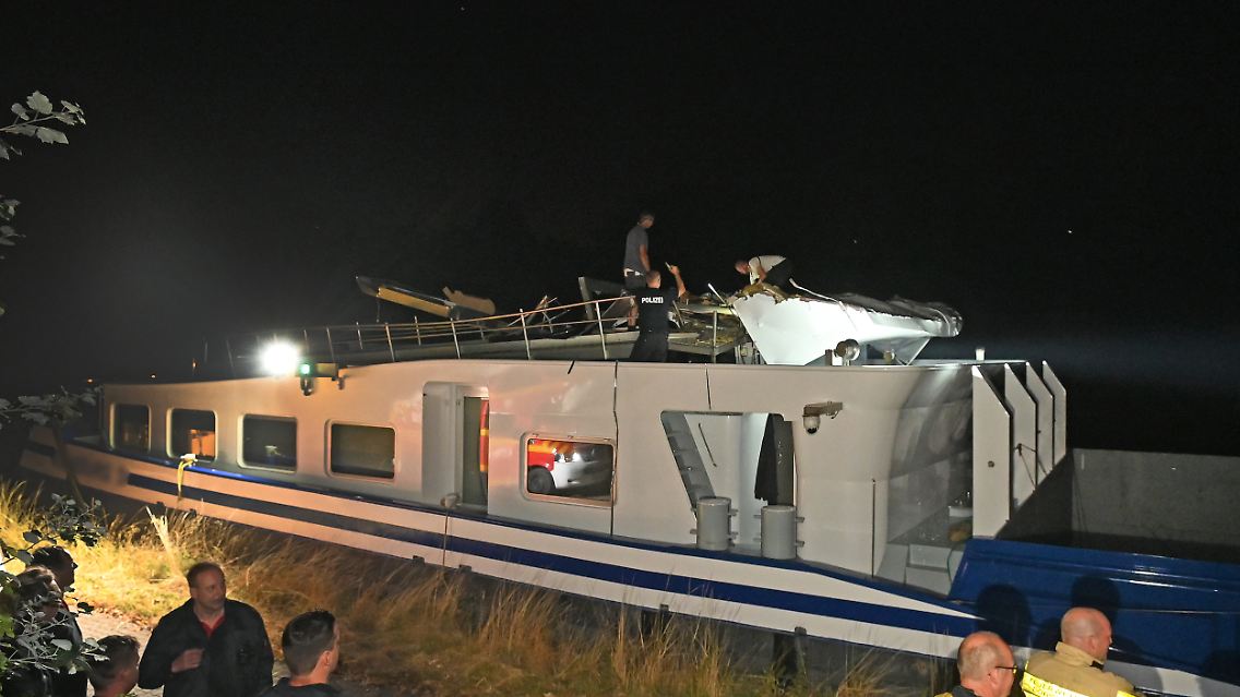 Einsatzkräfte der Feuerwehr sind an einem Schiff auf dem Wesel-Datteln-Kanal im Einsatz.